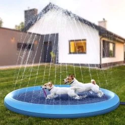 Hondenzwembad 150cm – Verkoeling Hond – Waterspeelgoed Buiten – Watersproeier Speelgoed – Hondenspeelgoed- Afkoeling Hond – Afkoelen – Zwembad – Speelzwembad – Babyzwembad – Opblaasbaar – Kinderzwembadje – Outdoor Koelmat Hond – Honden Speelgoed