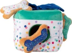 Petshop By Fringe Studio – 289237 – All About The Gifts – Burrow – Verjaardag Hond – Hondenspeelgoed – Speelgoed Hond – Verjaardag Hond – Knuffel Hond – Honden Speelgoed – Hondenspeeltje – Pluche Speelgoed Hond – Pluche Hondenspeelgoed